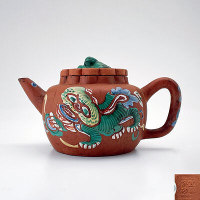 宜興紫砂印 紫泥加彩獅子戯球壺