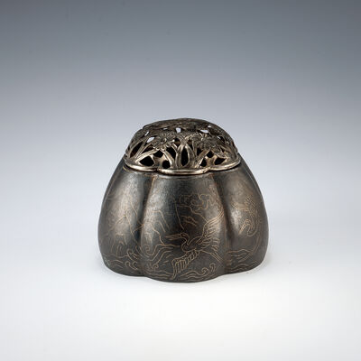 鉄打出香炉　銀火屋（箱付）