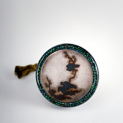 螺鈿象嵌鏡蓋根付　銀製鏡面赤銅平象嵌群鴉図