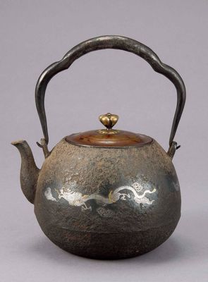 2168 云龙纹错金银铁壶