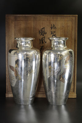 照雄刻 在銘 金銀象嵌鳳凰紋 純銀花瓶一對（共箱）