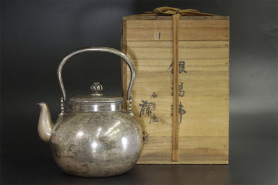 西京屋 藤島作 飛龍翔雲文銀瓶（共箱）