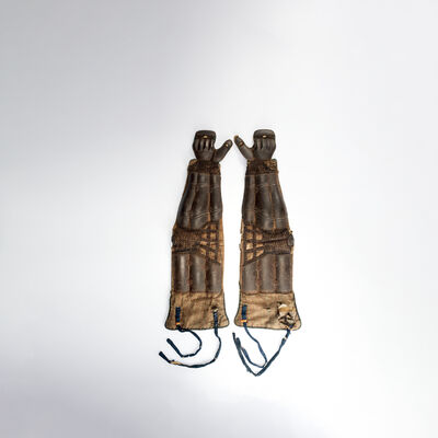 鉄打出甲胄籠手一対