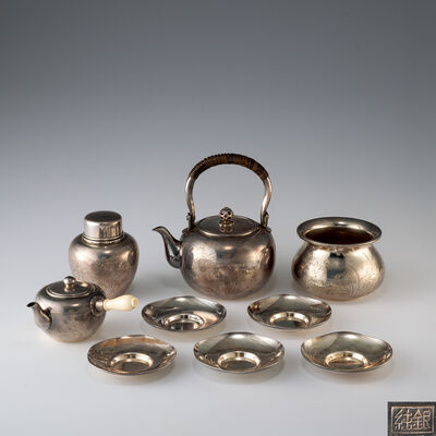 仁寿斎造　純銀製五君子彫茶器揃（共箱）