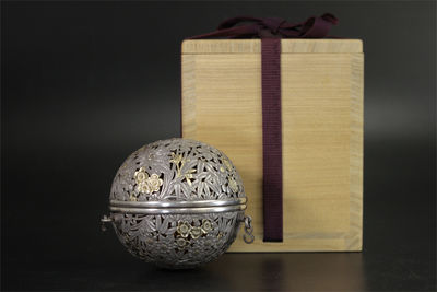 松榮堂造 純銀吊香爐 金銀象嵌梅菊紋（共箱）