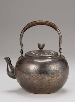 2190 阴刻秋草纹银瓶