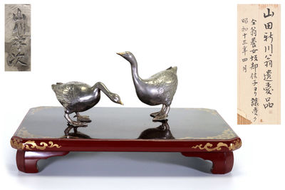 山川孝次在銘 銀雁一對 置物 臺付（共箱）