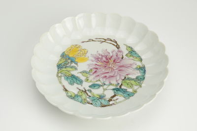 大清雍正年製款 粉彩折枝花卉紋盤