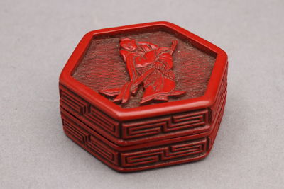 剔紅雕漆關聖帝君圖六方盖盒