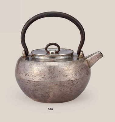 570 藏六造 银制铁之手锤目纹炮口壶（付共箱）