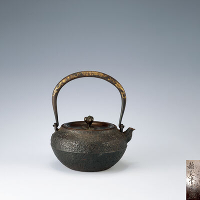 龍文堂造 金象嵌鉄瓶　身刻銘（木箱）