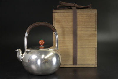 松尾忠久造 日丸形銀瓶 瑪瑙珠摘（共箱）