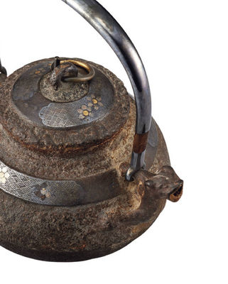 635 大国寿郎 金银象嵌花卉纹兽口铁壶