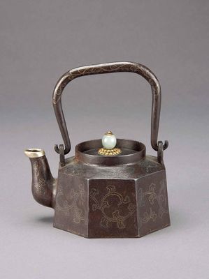 2246 铜嵌银翡翠钮八角壶