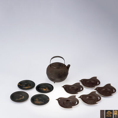 宮崎寒雉作 丸形鉄瓶·鉄地金工小皿 四客·好山造 鉄地飛鳥茶托五客（其二共箱）