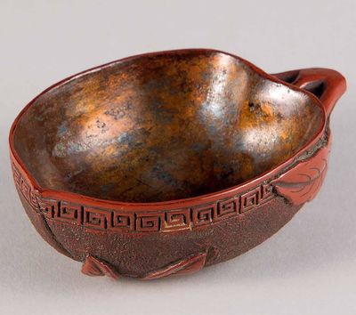 2283 明 木胎朱漆桃形杯