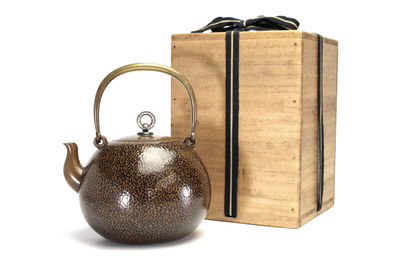 金谷五郎三郎 作 鎚目紋銀環摘 宝珠形黄铜内銀湯沸（共箱）