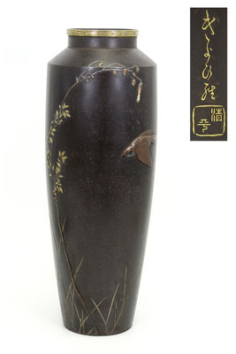 鉄地蝴蝶花草金工大花瓶（箱付）	