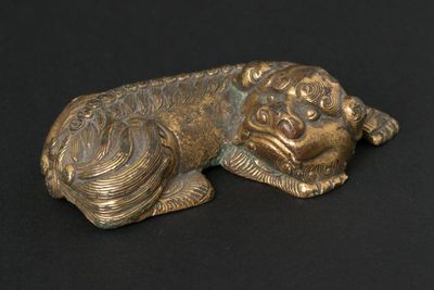 明「宣徳年製」款 銅鎏金臥獅鎮紙