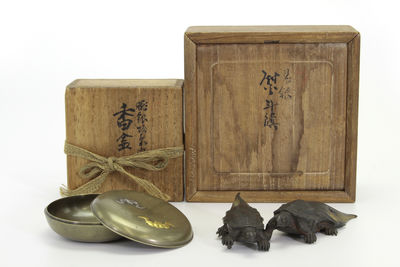 亀文堂 蝙蝠朧銀象嵌香盒/亀文堂長壽亀文鎮2點 （各共箱）