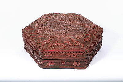 142 六角龍紋剔紅飾盒