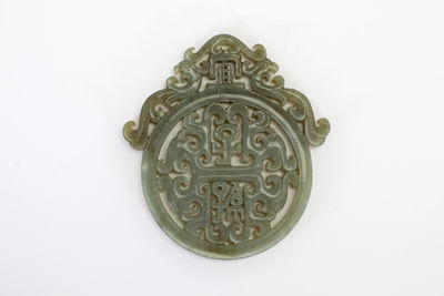 古玉透雕雙鳳宜子孫圓佩（箱付）