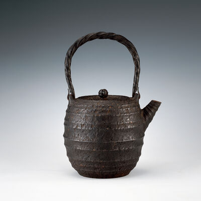 三世高橋万治造　芋形砲口鉄瓶（共箱）