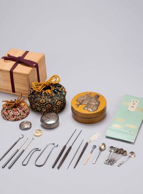 2232 香道具一套二十二件　寿老人纹银覆轮香盒