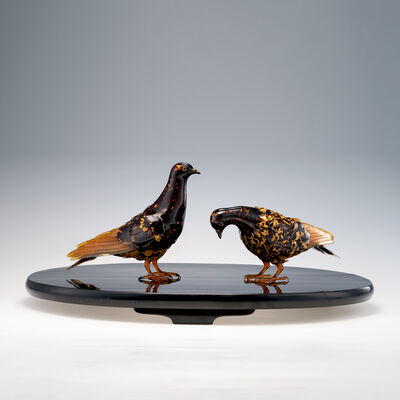 細工双鳩置物　漆台付（共箱）