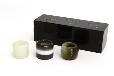 雲煙鳯盒白玉黃玉纏絲扳指三枚（箱付）