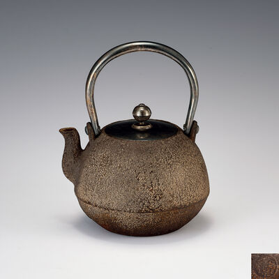 光玉堂造 純銀蓋提操口尾垂形鉄瓶 身刻印（共箱）