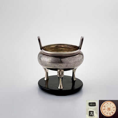 李王家美術工場「美」純銀 饕餮紋三足鼎式香炉 台付 （漆箱）