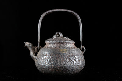 獸口饕餮紋金蝶象嵌鐵瓶 蔵六系