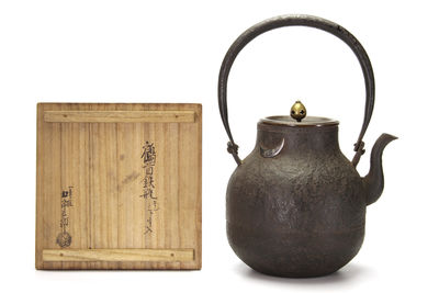 金屋五郎三郎造 銀象嵌新月入 鶴首鉄瓶（共箱）