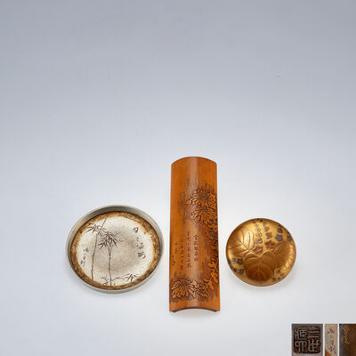 竹画賛純錫圓式瓶座・桐香合・竹茶合
三世蔵六等銘有（共箱共布有）