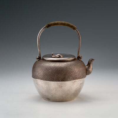 一鶴斎造　手取形純銀湯沸（共箱）