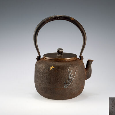 金龍堂佐野造　高彫本象嵌入夏目形鉄瓶（共箱）