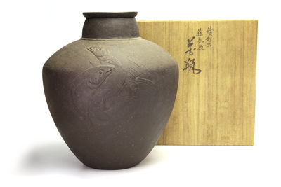 胴在銘 鉄打出魚文 茶瓶（共箱）