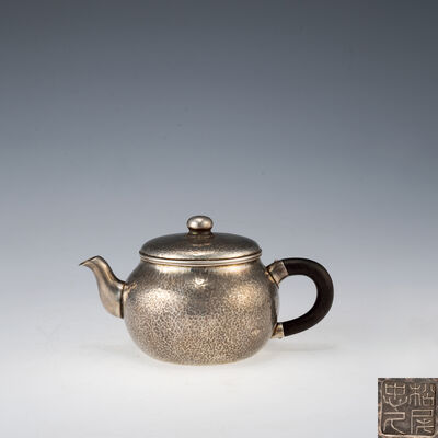 松尾忠久造　純銀製槌目急須（収蔵箱）