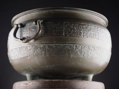 【夢工房】時代宣徳銅中国古代紋様遊環耳三足瓶掛　6.6ｋｇ　丑-7