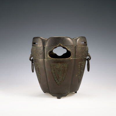 古銅饕餮紋環耳涼炉（箱付）
