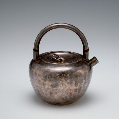 尚美堂来鳳造　般若心経刻土器形砲口銀瓶（共箱）