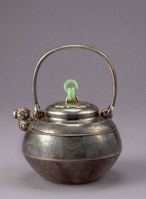 2146 二代藏六造螭首盉式银瓶