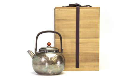 工藤延壽作 珊瑚摘波紋漢詩雕銀瓶（桐箱）