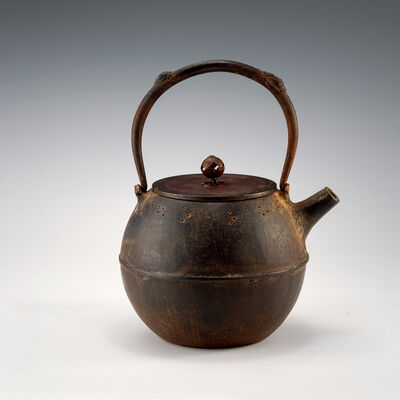 時代物　日丸形小振砲口鉄瓶