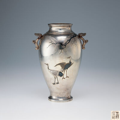 金谷五郎三郎造　純銀霊芝耳松鶴象嵌花瓶（共箱）