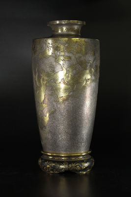 美雲作金象嵌群鵝戯水図銀花瓶　藤井製鉄地金象嵌四季花草紋台付　木箱