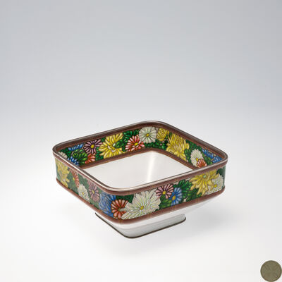 安藤造　透胎七宝焼菊尽図蟹紋入方皿　純銀底縁