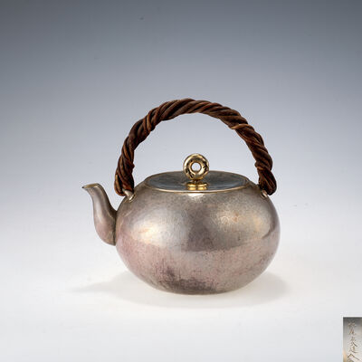 金龍堂松尾忠久造　純銀槌目藤蔓手南蛮平湯沸
三世尚古斎作藤手（共箱）