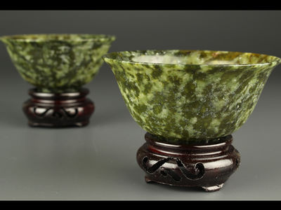 【雅】中国古玩 時代砡彫刻細工 杯一双 台座付 古美術AQ339